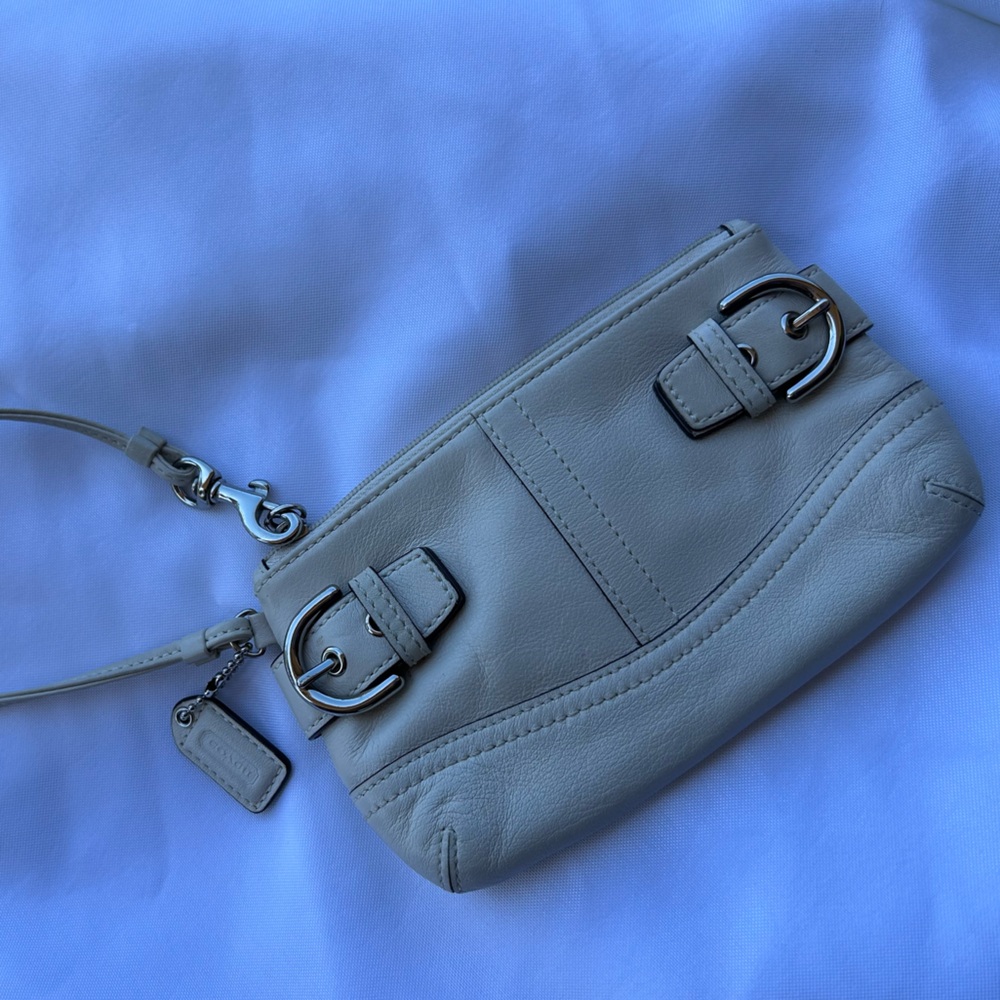 Vintage Coach double buckle Wristlet. 🤍
